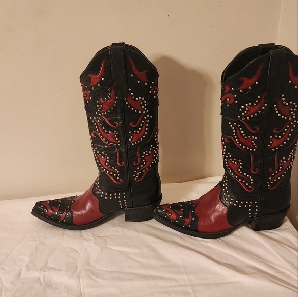 Tooled & studded leather boots - Picture 2 of 3